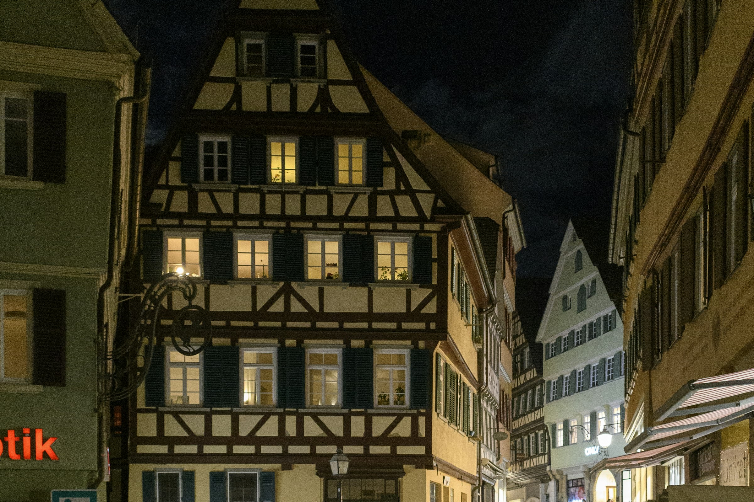 Fachwerkhäuser in einer deutschen Altstadt bei Nacht