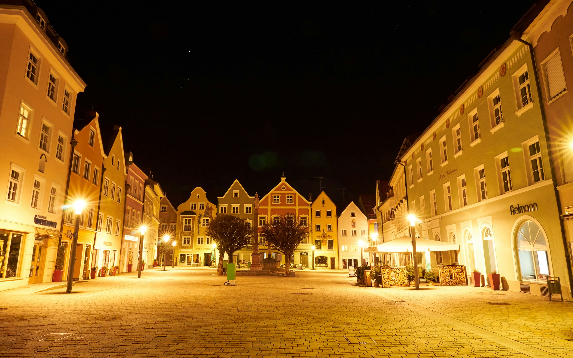 Beleuchteter Marktplatz einer Altstadt bei Nacht